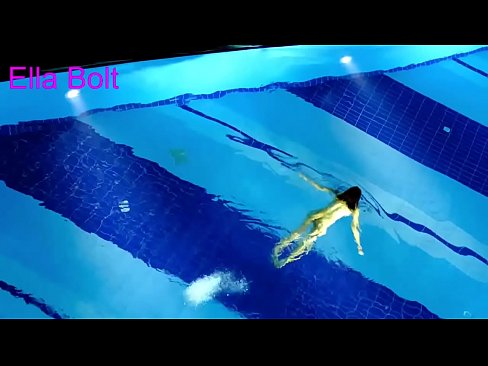 ❤️ मी पाहणे थांबवू शकत नाही, तरुण गोरा ELLA BOLT रिसॉर्ट पूलमध्ये नग्न पोहताना पकडला गेला ❤️ आमच्याकडे ❌❤
